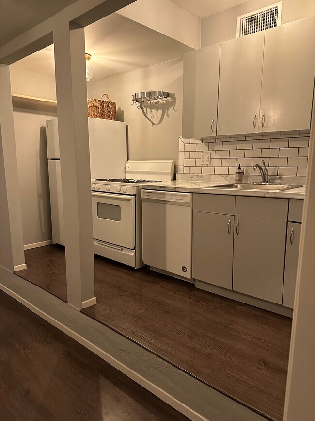 Building Photo - 2026 Holly Hill Ter