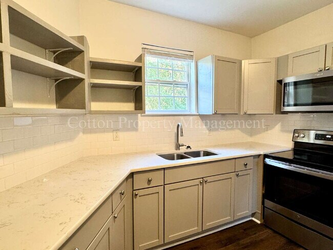 Building Photo - 2BR/1BA Nicely remodeled historic home in ...