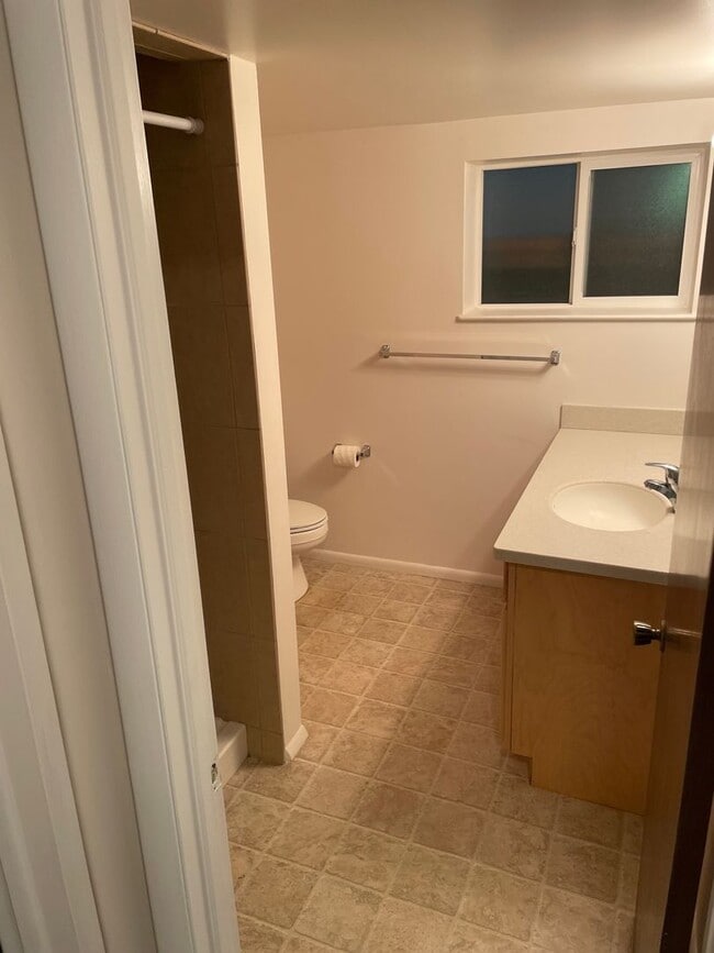 Building Photo - Spacious 5-Bedroom Home Near Little Cotton...