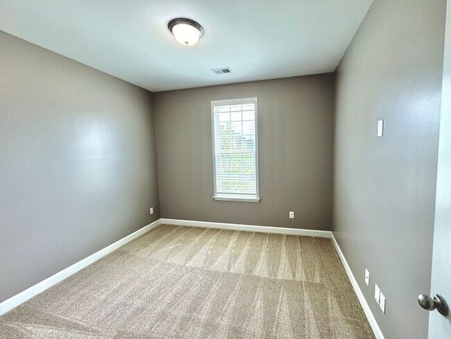 Building Photo - Now Leasing a 5 Bedroom 3 Bath Home In Oli...
