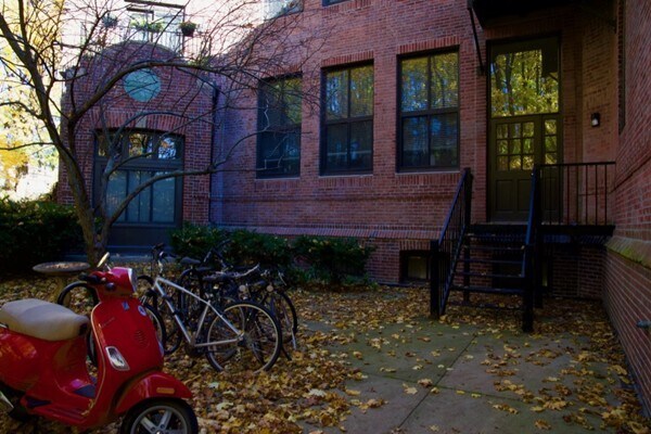 Building Photo - 841 Parker St