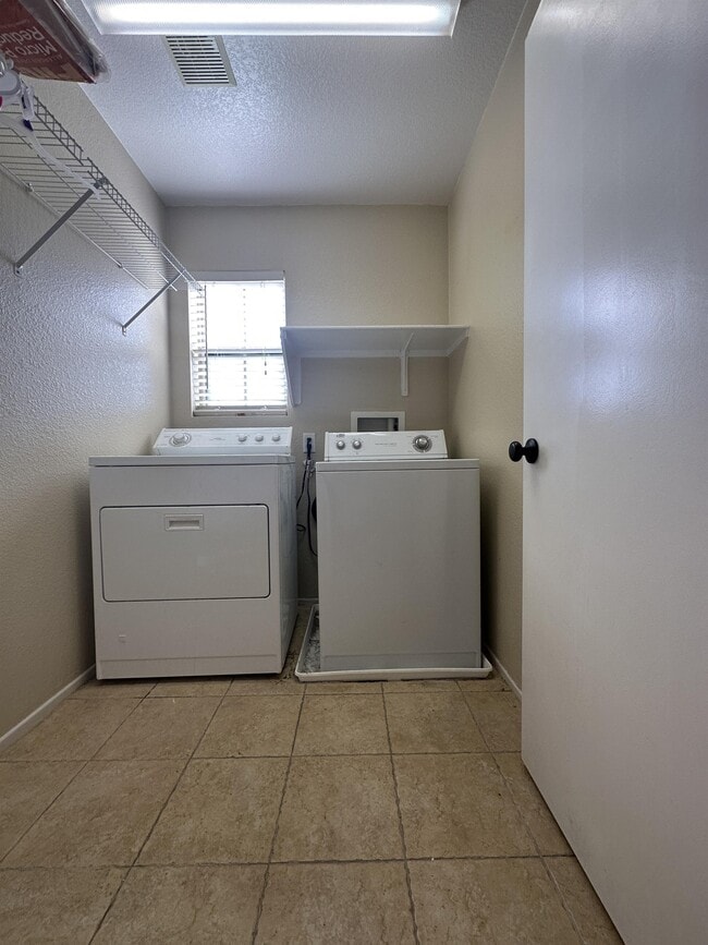 Building Photo - 5537 Spruce Hill Ct