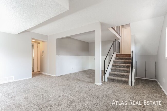 Building Photo - Stunning 3-Bedroom Home in Aurora – Your P...