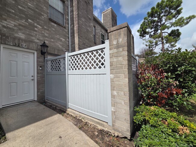 Building Photo - 6000 Reims Rd