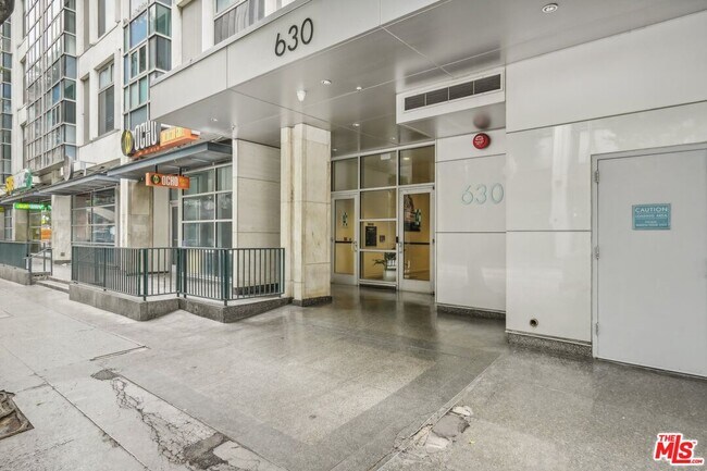 Building Photo - 630 W 6th St