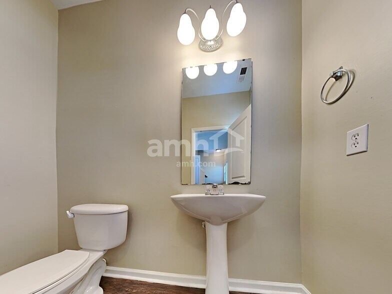 Building Photo - 577 English Oak Cir
