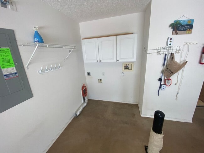 Building Photo - Lovely and Spacious Unfurnished, 2 + 2 Pat...