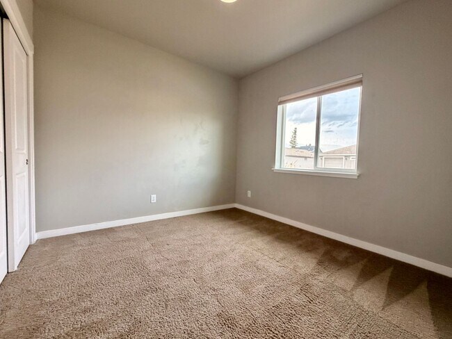 Building Photo - GORGEOUS LA PINE HOME! LARGE FENCED YRD, PELLET STOVE, UPGRADED KITCHEN & MORE!!