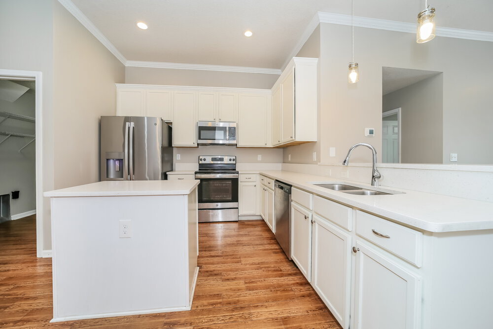 Building Photo - 2452 Royal Pointe Dr