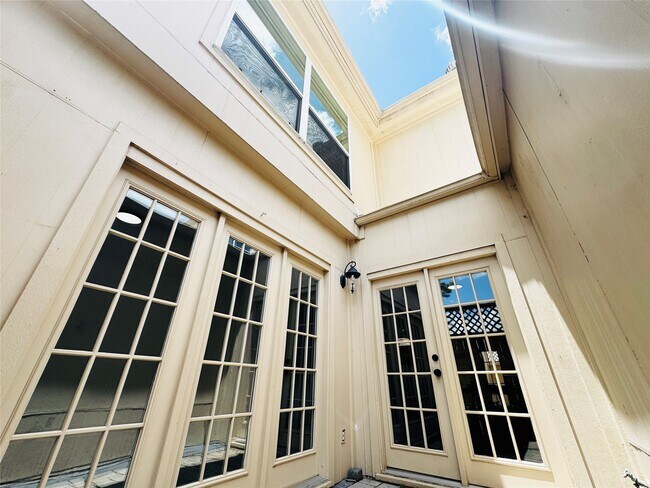Building Photo - 2323 Augusta Dr