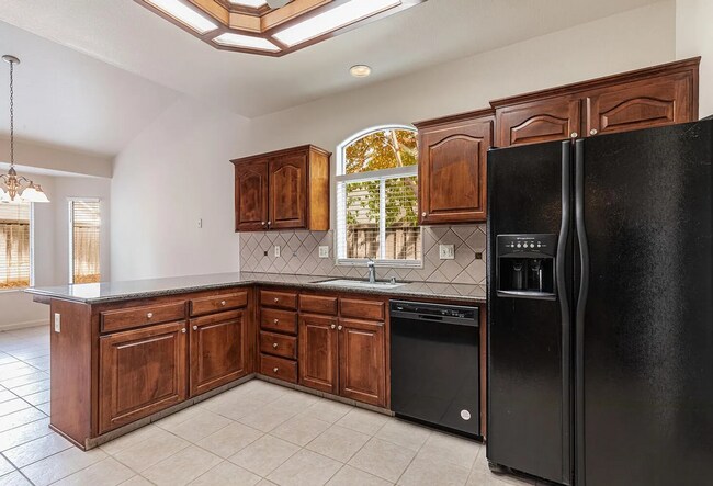 Building Photo - Immaculate Clovis Home! Stylish Updates + ...