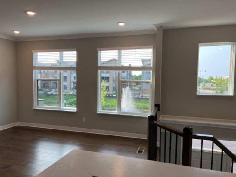 Building Photo - 677 Golborne St