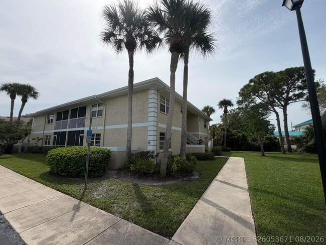 Building Photo - 1546 SE Royal Green Cir
