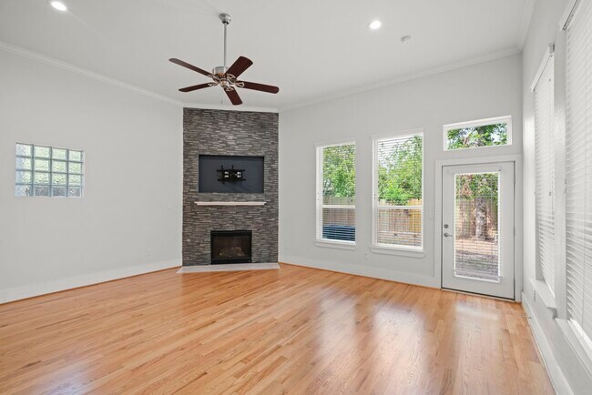 Building Photo - 206 Burr St