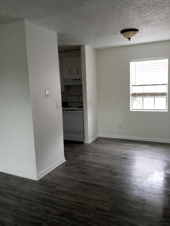 Building Photo - 300 Apache Dr