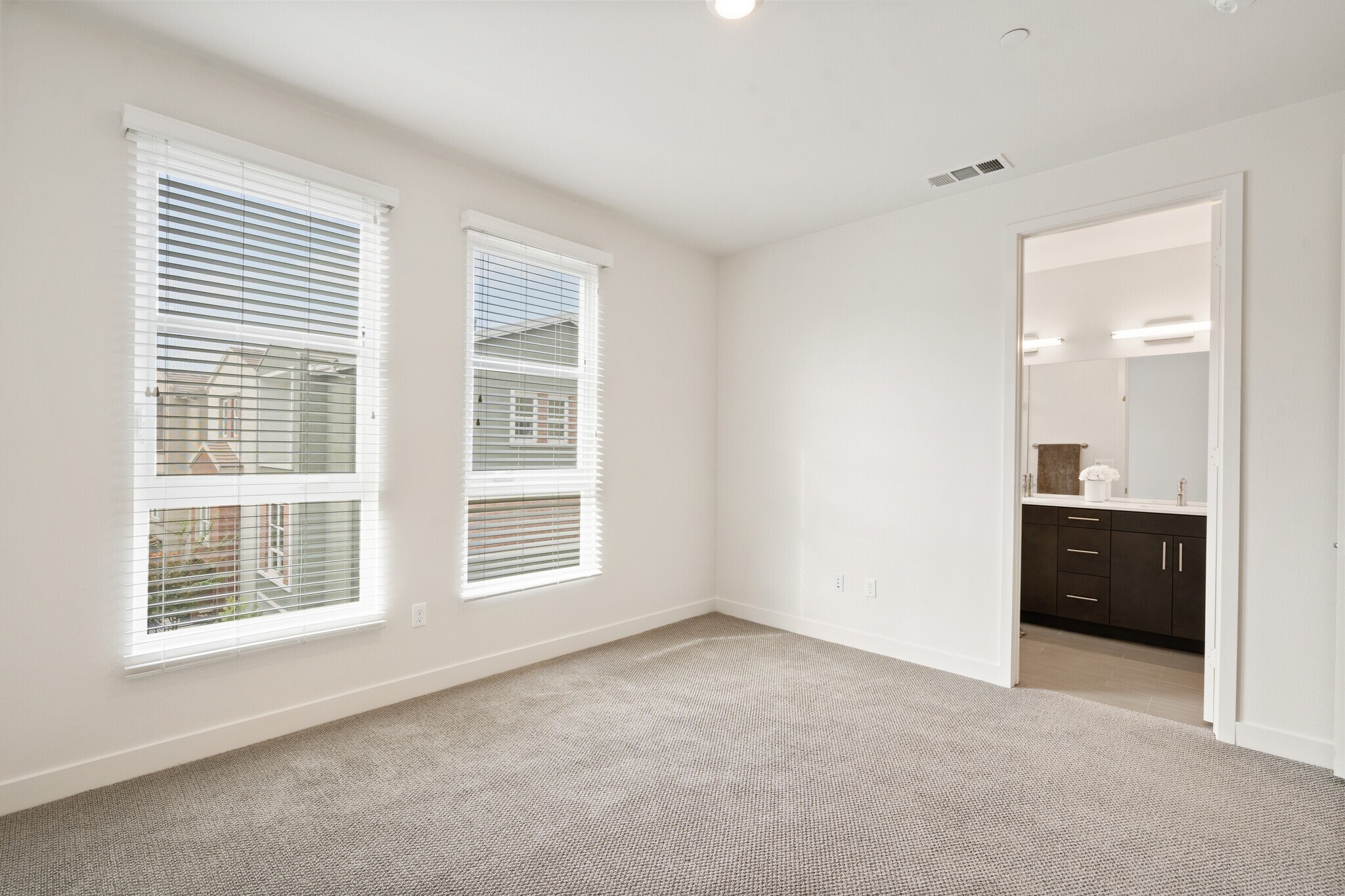 Building Photo - 2700 E Chaucer St