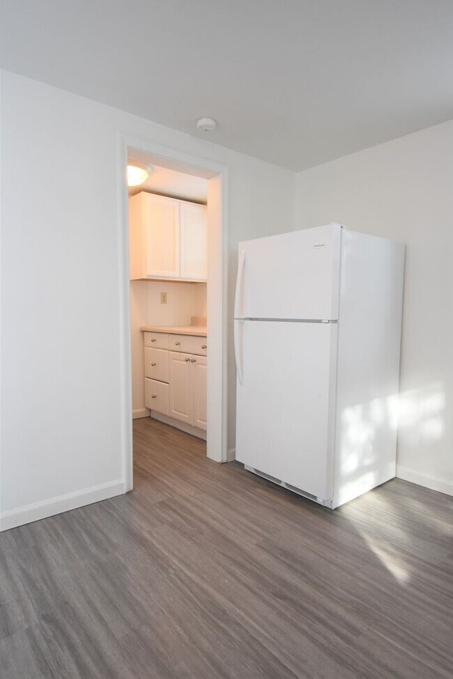 Building Photo - Great location, two blocks south of downto...