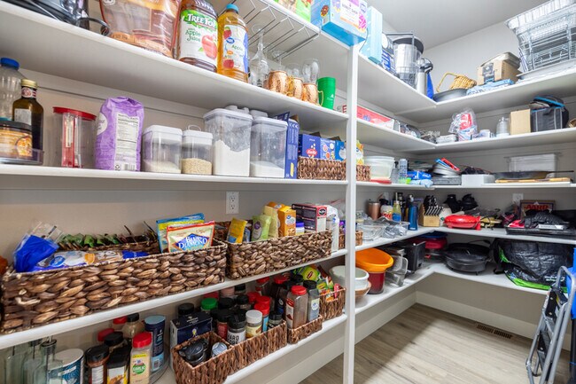 Building Photo - 2428 Sunshine Dr