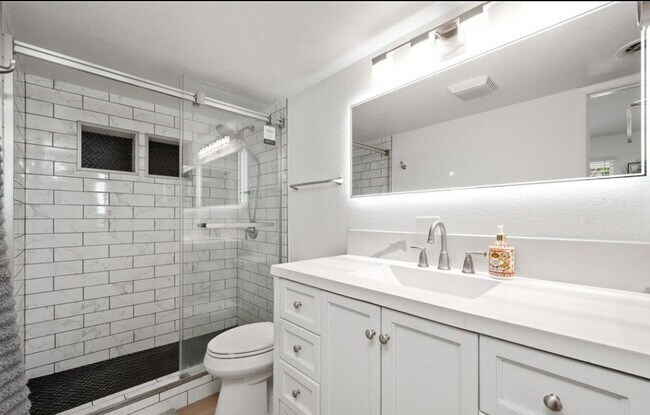 Building Photo - 1600 Crescent Heights St