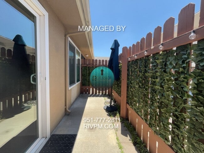 Building Photo - CHARMING 2-BEDROOM CONDO FOR RENT IN RIVER...