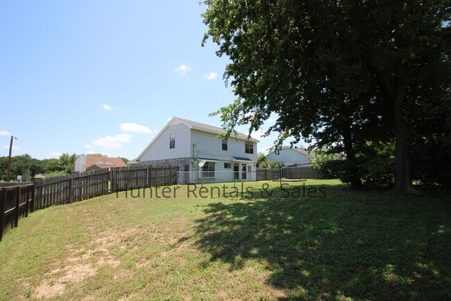 Building Photo - Two-Story Living!