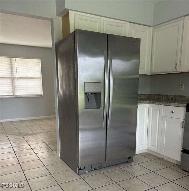 Building Photo - 953 NE Pine Island Ln