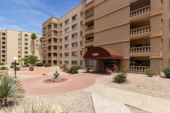 Building Photo - E Camelback