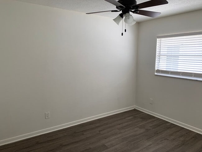 Building Photo - 609 N Stella Ave