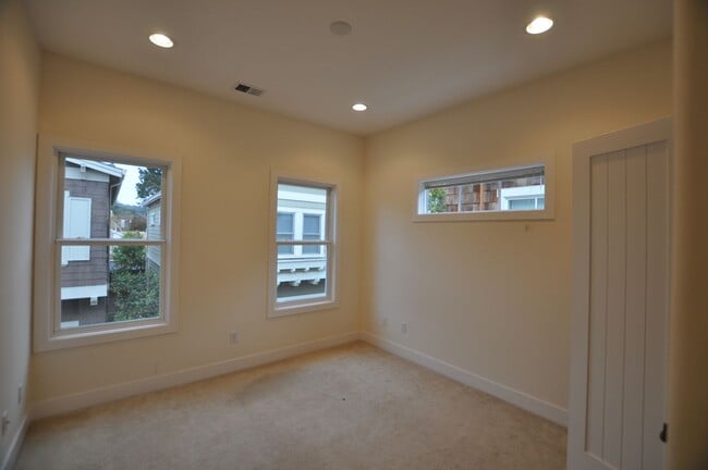 Building Photo - Luxury Craftsman Style Home in quiet San M...
