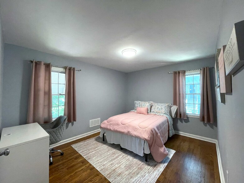 Building Photo - 1408 Lockwood Dr SW