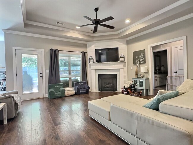Building Photo - Pine Level - 4 Bed, 2 Bath, Indoor & Outdoor Fireplaces!