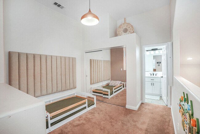 Building Photo - Beautiful executive home in the Eastlake-C...