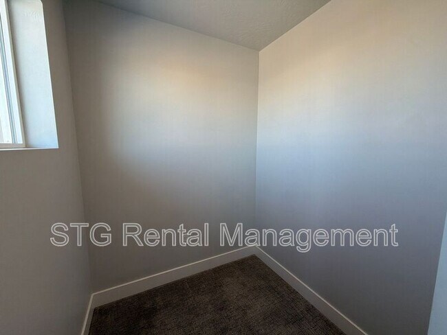 Building Photo - 644 Rosa Ln