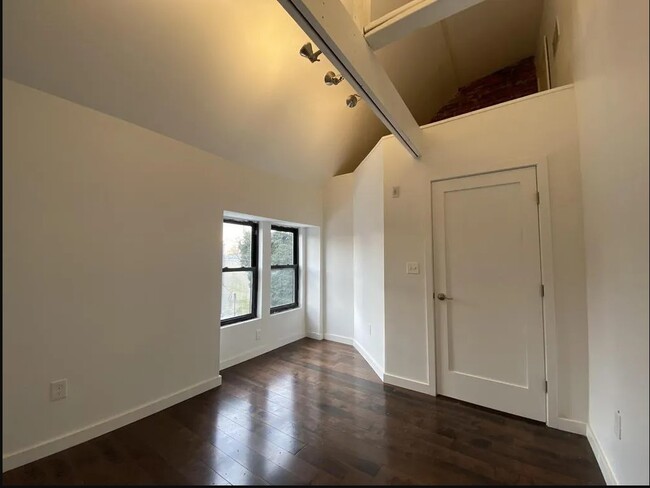 Bedroom 2 with loft ceiling - 4818-3 Baltimore Ave