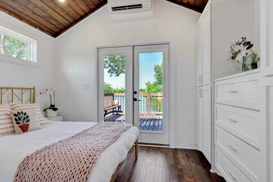 French Doors off master bedroom open to large back deck on the lake - 2510 Private Road 1180