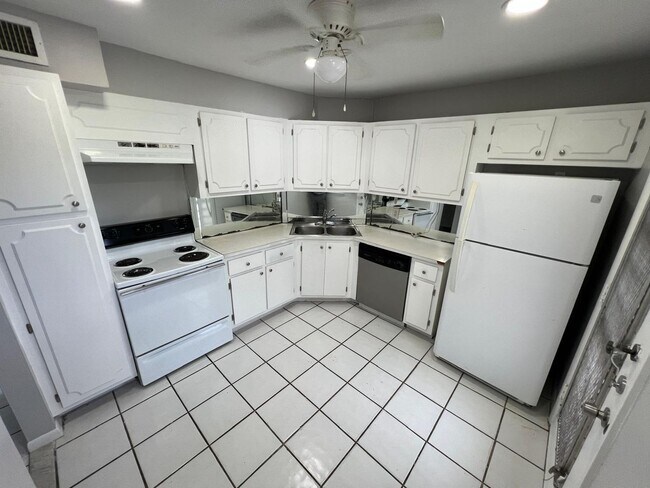 Building Photo - Spacious 2 Bedroom in Inverrary