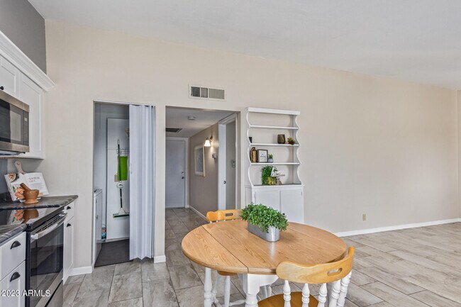 Building Photo - 10612 W Oakmont Dr