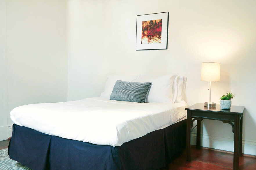 Building Photo - 7814 S Claiborne Ave