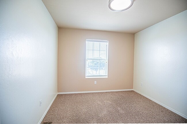 Building Photo - 4 Bedroom 3 bath Beautiful Home
