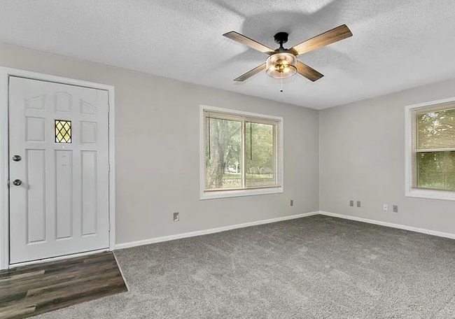 Building Photo - Updated 2 Bed Home with Large Attached Garage