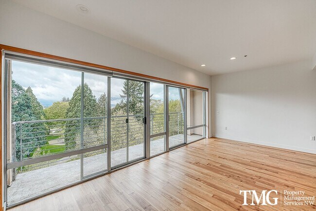 Building Photo - Top-Floor 2BD/2BA Condo w/ Stunning Park Views & Utilities Included