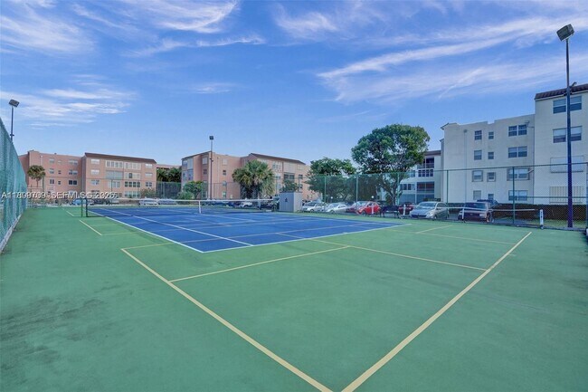 Building Photo - 2861 Somerset Dr