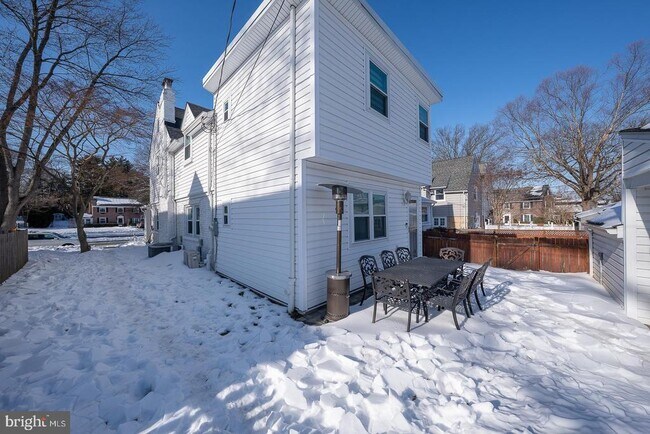 Building Photo - 227 E Hathaway Ln