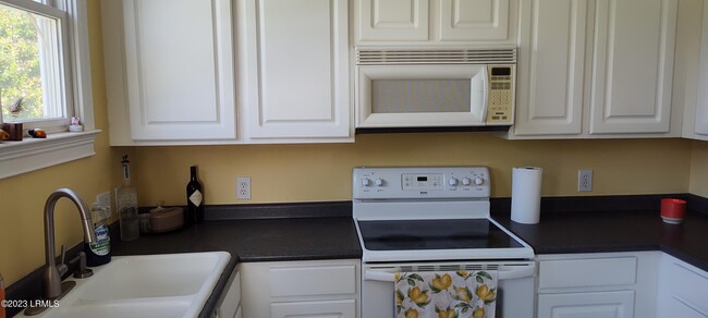 Building Photo - 45 Holbrook Dr