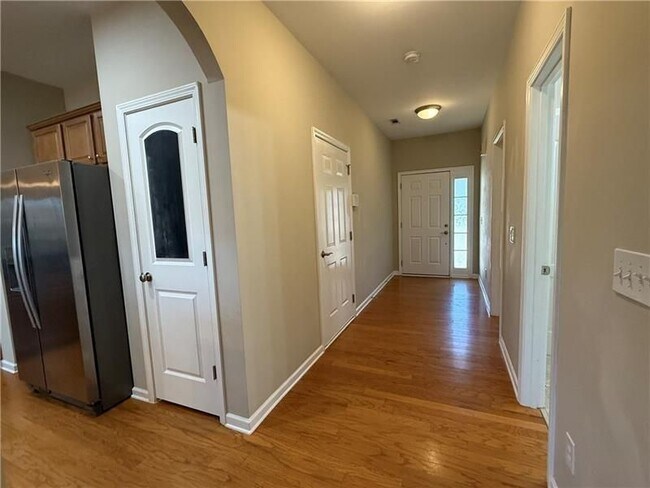 Building Photo - 314 Pin Oak Ave