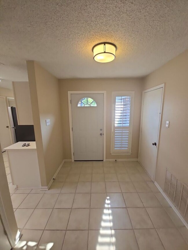 Building Photo - Bright & Spacious 3-Bedroom Home in Flower...