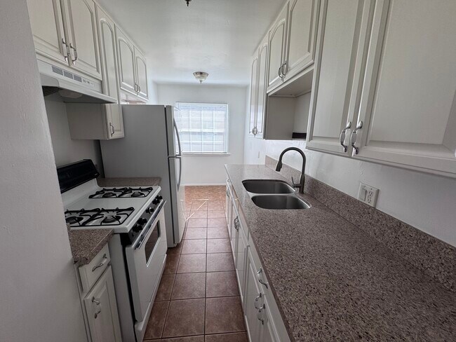 Building Photo - 1850 N Hollywood Way