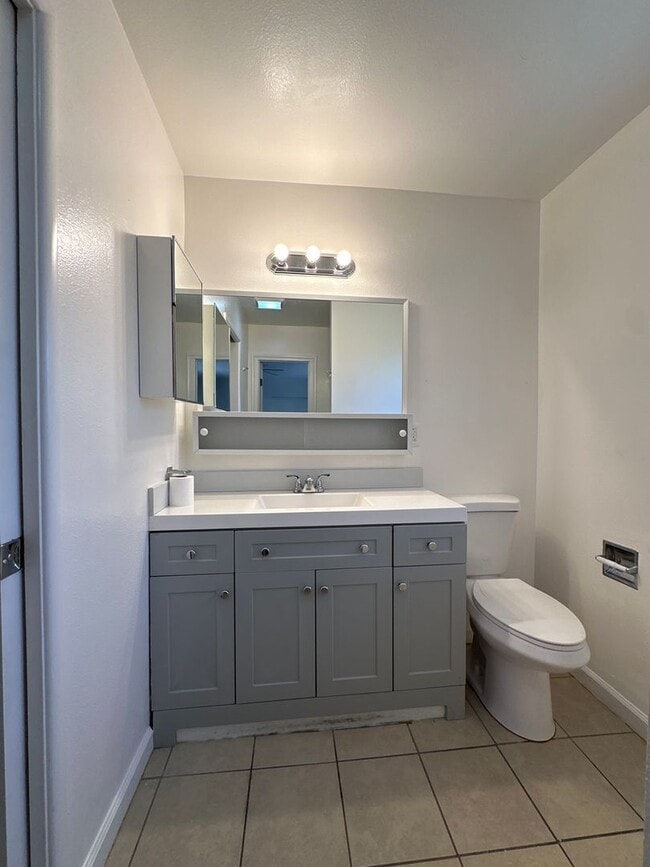 Building Photo - 3bd/2ba Duplex! - Hemet, CA
