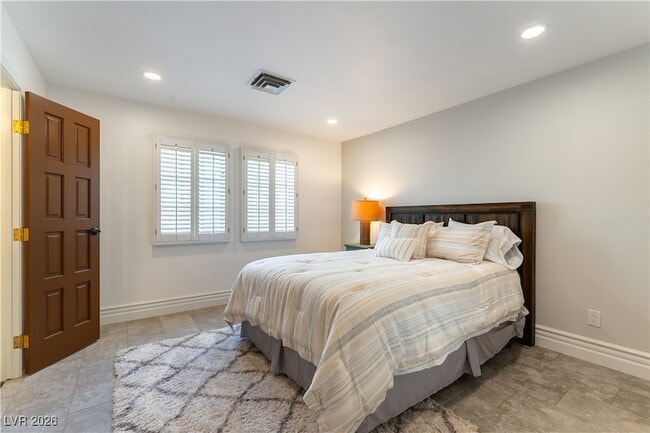 Building Photo - 2845 Queens Courtyard Dr