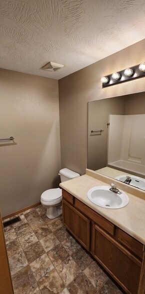 Hall Bath - 106 S Maple St